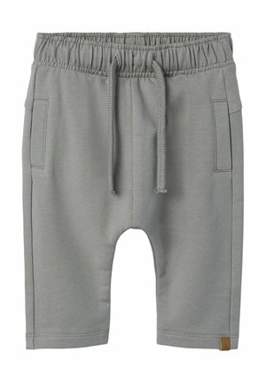Shorts en mélange de coton gris avec une taille élastique, un cordon de serrage et deux poches latérales ; présente un petit patch en cuir logo au bas.