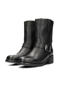 Bottines en cuir noir avec une finition texturée, dotées d'une sangle et d'un détail de boucle. Talon bas empilé et design à bout arrondi.