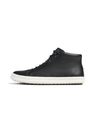Zapatilla alta de cuero negro con suela de goma blanca, punta redondeada y cordones negros a juego. Diseño minimalista, textura suave.