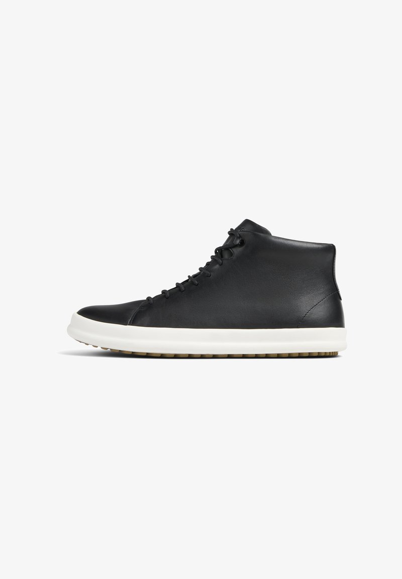 Czarne skórzane sneakersy za kostkę z białą gumową podeszwą, okrągłym noskiem i dopasowanymi czarnymi sznurowadłami. Minimalistyczny design, gładka tekstura.