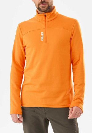 Pull en polaire orange avec col montant et fermeture éclair demi-longueur, arborant un logo blanc sur la poitrine et un tissu lisse et texturé.