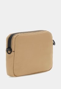 Geantă bej, căptușită, cu formă rectangulară, având detalii cu fermoar negru și cusături. Material durabil și textură netedă.