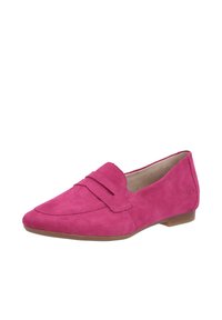 Fuchsia Wildleder Ballerinas mit spitzer Zehenpartie und genähtem Akzent auf dem Blatt. Niedrige, flexible beige Sohle für Komfort.