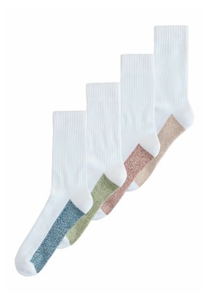 Fünf weiße Crew-Socken mit geripptem Bündchen, jeweils mit einer andersfarbigen Pastellferse und -spitze: blau, grün, rosa, pfirsich und beige.