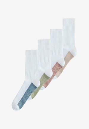 Fünf weiße Crew-Socken mit geripptem Bündchen, jeweils mit einer andersfarbigen Pastellferse und -spitze: blau, grün, rosa, pfirsich und beige.