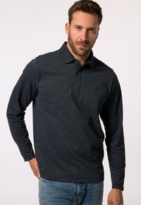 Langärmliges Poloshirt aus dunkelgrauem Stoff mit strukturiertem Muster, Knopfleiste und dezentem Logodetail auf der Brust.