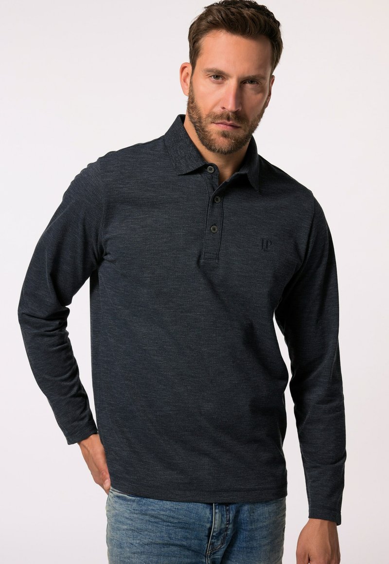 Langärmliges Poloshirt aus dunkelgrauem Stoff mit strukturiertem Muster, Knopfleiste und dezentem Logodetail auf der Brust.