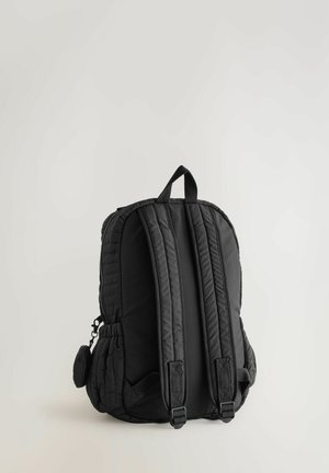 Crni jastučićasti ruksak s dva podešavanja remena, petljom za vješanje i bočnom džepom. Ima quilted teksturu i zatvarač.