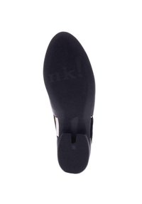 Suela de zapato negra con superficie de goma texturizada. Presenta un tacón cónico y un logotipo visiblemente impreso en la parte inferior. Área plana para estabilidad.