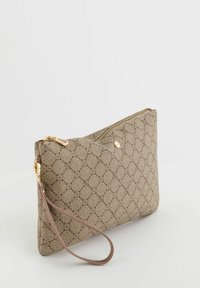 Beige clutch taske med geometrisk mønster, guld lynlås og håndledsstrop. Tekstureret stof med en glat finish og minimalistisk design.