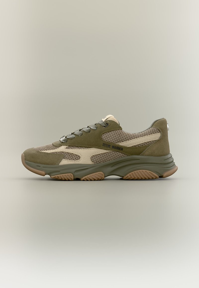 Baskets en mesh et suède vert olive et beige avec semelle texturée et marquage « Steve Madden » sur le côté, vues de profil.