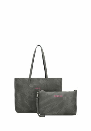 Zwei graue Taschen mit pinken "REPLAY"-Logos, eine Tragetasche mit langen Henkeln und eine kleinere Clutch mit Reißverschluss und abnehmbarem Armband.