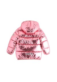Giacca a vento metallica rosa, con cappuccio, con motivo trapuntato e dettagli riflettenti sulle maniche. Texture liscia e lucida, progettata per il calore.