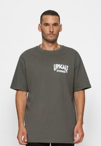 Upscale by Mister Tee UNISEX - T-shirts print - darkgrey