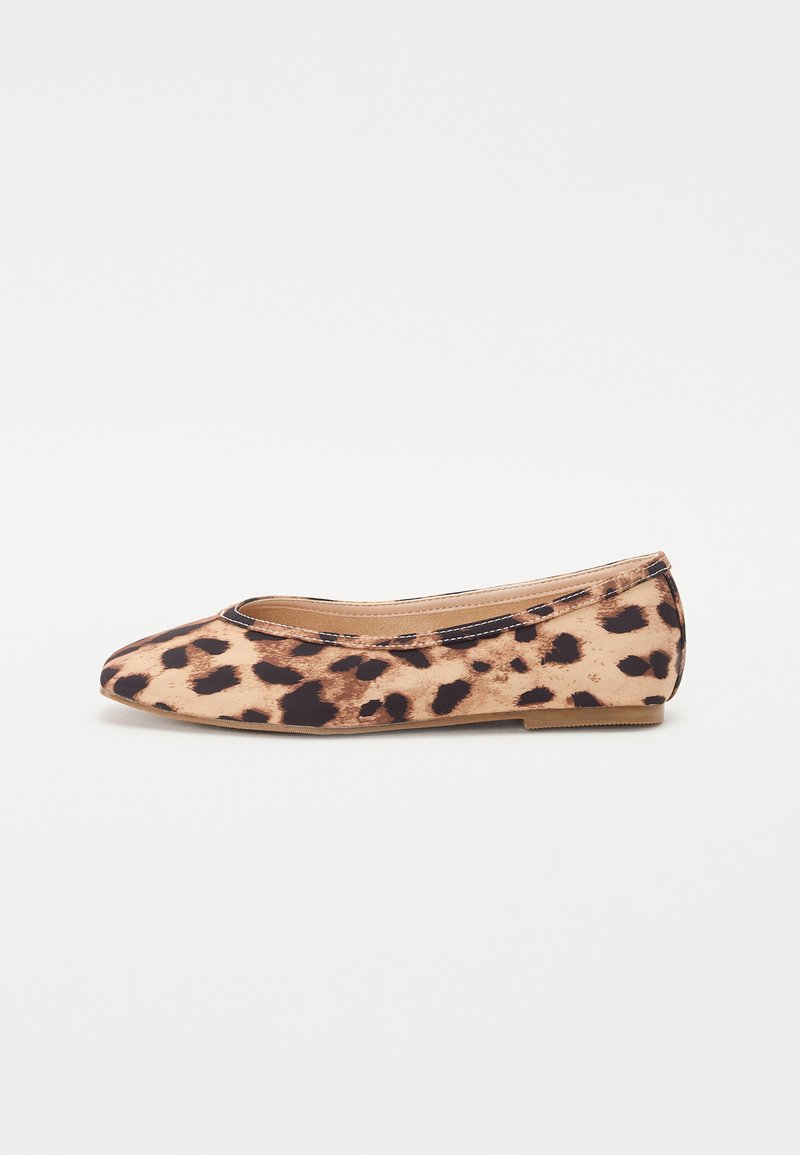 Scarpa flat con stampa leopardata, punta rotonda, tomaia in tessuto morbido nei toni del beige e marrone, suola flessibile e design minimalista.