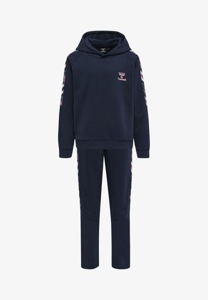 Granatowy dres z kapturem, ozdobiony różowym logo, oraz dopasowane dresy z wzorzystym bocznym paskiem. Miękki, elastyczny materiał.