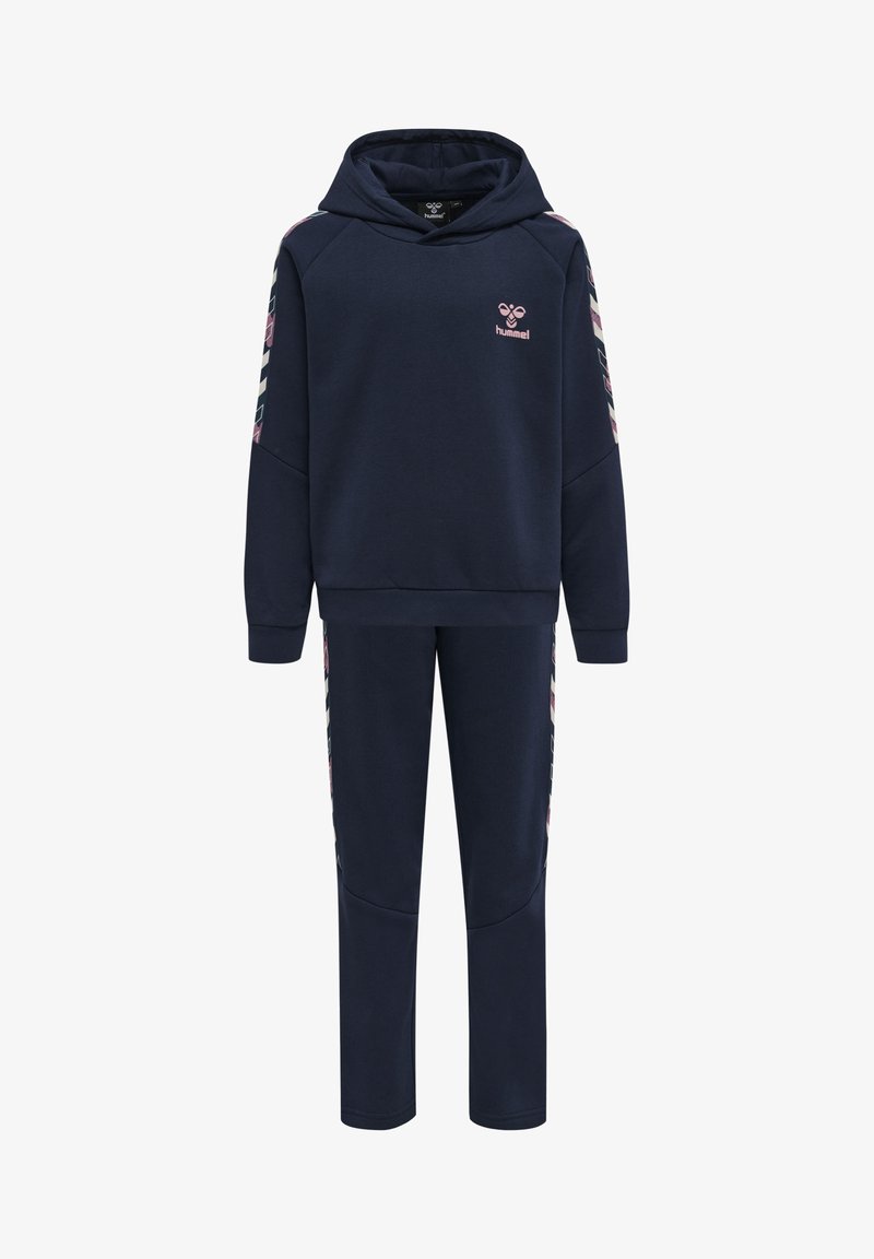 Granatowy dres z kapturem, ozdobiony różowym logo, oraz dopasowane dresy z wzorzystym bocznym paskiem. Miękki, elastyczny materiał.