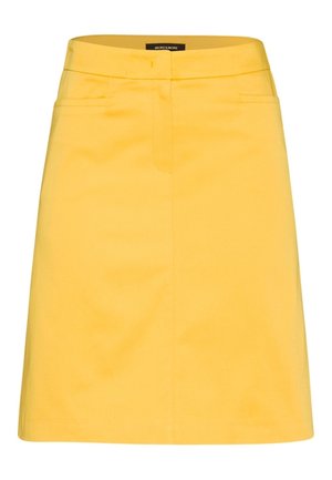 Falda amarilla hasta la rodilla con corte recto y cinturilla, con dos pequeños bolsillos delanteros y cierre frontal oculto.