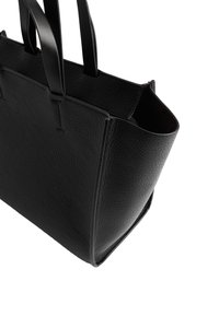Sort læder tote bag med en tekstureret finish, der har to solide håndtag og et åbent topdesign for nem adgang.
