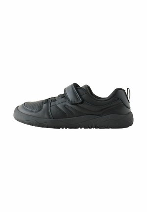 Czarny niski sneaker z rzepem, detalami sznurowadeł i wyściełanym kołnierzem na fakturowanej czarnej podeszwie, widziany od boku.
