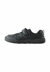 Černá sportovní bota s texturovaným svrškem, se dvěma suchými zipy a gumovou podrážkou s protiskluzovým vzorem. Hladký povrch a zaoblený tvar.