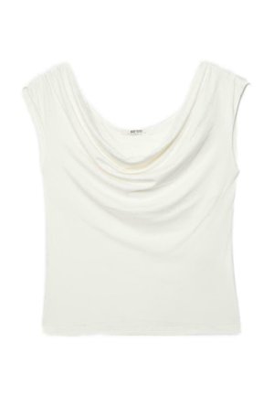 Witte mouwloze top met een gedrapeerde col, gemaakt van zachte, lichte stof, plat gelegd op een witte achtergrond.