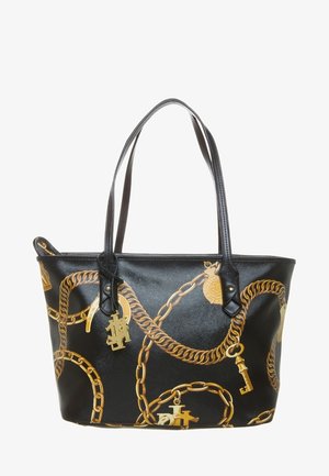 Bolso tote negro con un acabado brillante, adornado con patrones de cadenas doradas y llaves. Incluye dos asas resistentes y un cierre con cremallera.