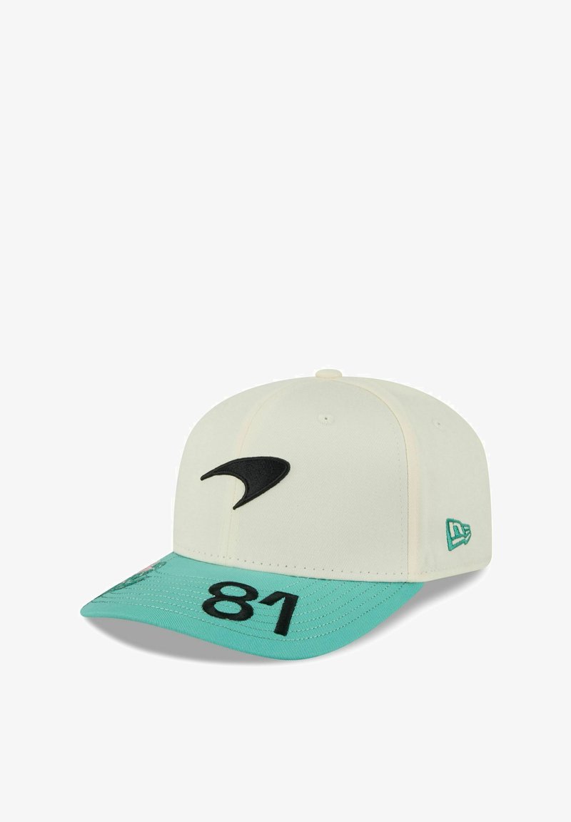 Casquette blanche avec un visière vert menthe, présentant un logo noir et le chiffre "81" brodé en noir à l'avant. Logo New Era sur le côté.