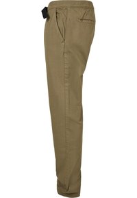 Pantalones ligeros de color caqui con un diseño de pierna recta, bolsillos laterales y una cinturilla ajustable con un detalle de correa negra.