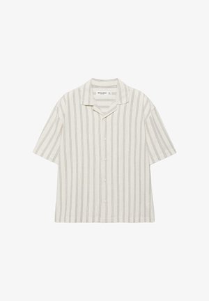 Hvid kortærmet skjorte med knapper og tynde lodrette sorte striber samt camp-krave, vist fladt på hvid baggrund.