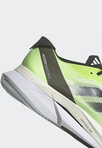 adidas Performance ADIZERO BOSTON 12 - Løbesko til landevejen - white/core black/lucid lemon