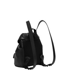 Zaino in pelle nera con una forma strutturata, caratterizzato da un'apertura a ribalta, spallacci regolabili e una texture liscia. Nessun dettaglio hardware visibile.