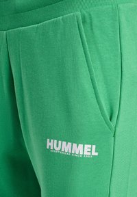 Hummel LEGACY TAPERED  - Jogginghose - green spruce