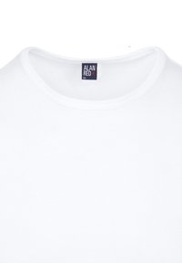 Witte katoenen t-shirt met een ronde hals en een gladde textuur. Bevat een marineblauwe label met "ALAN RED" en maat "M" bij de kraag.