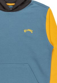 Mikina s kapucňou v teal, žltej a čiernej farbe. Obsahuje predné vrecko a vyšívané logo "Billabong" v žltej farbe. Mäkkučká textura.