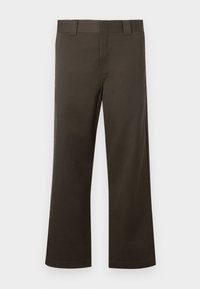 Καφέ παντελόνι με ίσια γραμμή από ανθεκτικό ύφασμα, με επίπεδη μπροστινή όψη, θηλιές για ζώνη και απλό τελείωμα. Χωρίς ορατά σχέδια ή μεταλλικά στοιχεία.