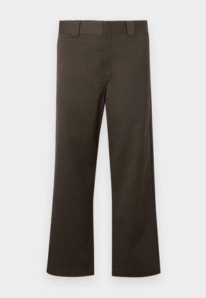 Καφέ παντελόνι με ίσια γραμμή από ανθεκτικό ύφασμα, με επίπεδη μπροστινή όψη, θηλιές για ζώνη και απλό τελείωμα. Χωρίς ορατά σχέδια ή μεταλλικά στοιχεία.