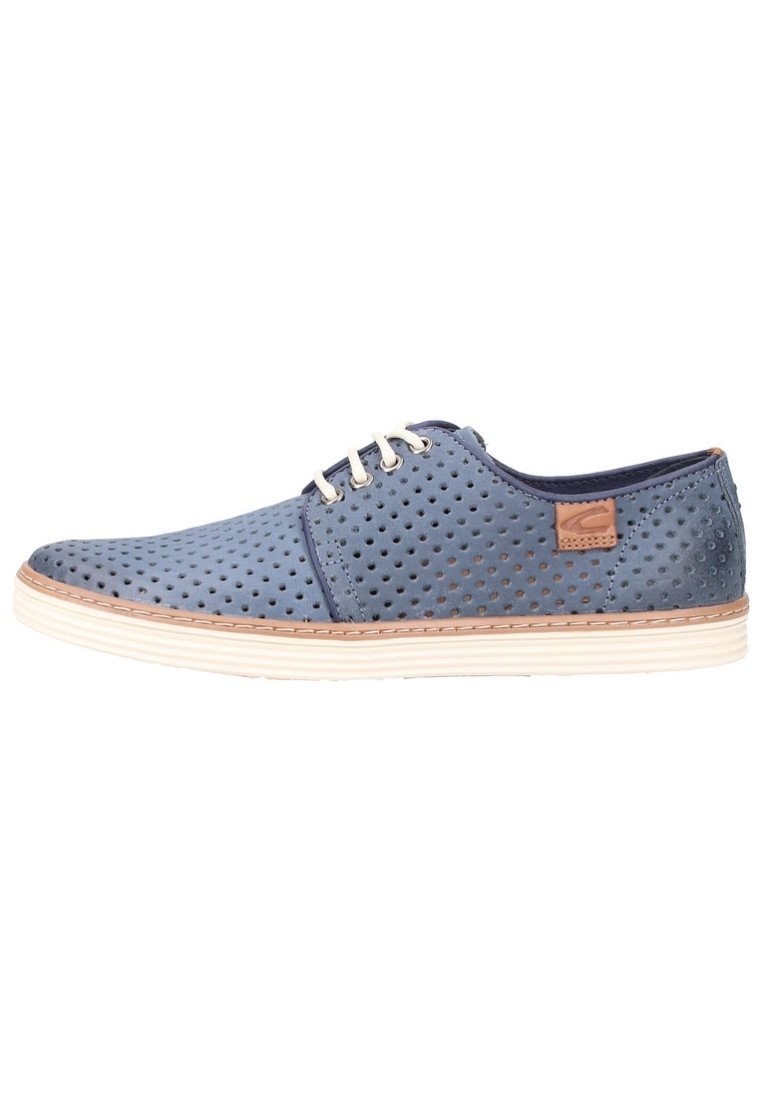 Chaussures pour hommes bleues à lacets perforées avec une semelle beige et un accent en cuir marron au niveau du talon, présentant une tige lisse et texturée.