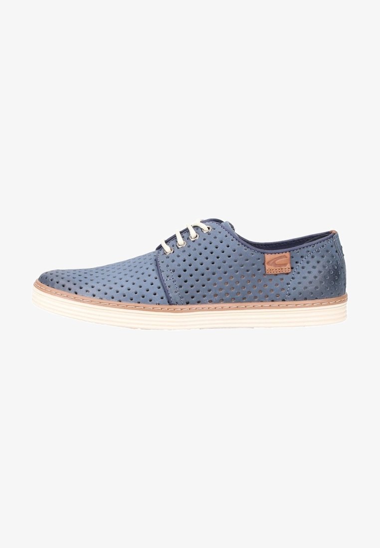 Chaussures pour hommes bleues à lacets perforées avec une semelle beige et un accent en cuir marron au niveau du talon, présentant une tige lisse et texturée.