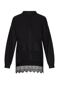 Maglia nera a maniche lunghe con colletto rialzato, caratterizzata da un bordo in pizzo all'orlo e chiusura frontale con bottoni, realizzata in tessuto liscio.