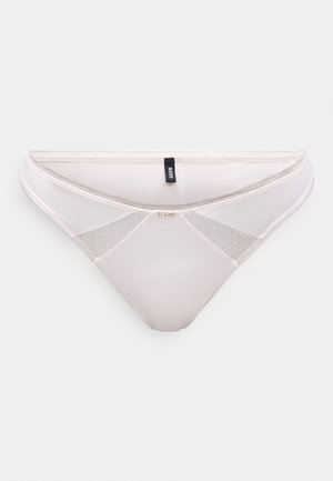 Tangă bej deschis cu față din satin neted și laturi din plasă transparentă cu model. Include un etichetă discretă de marcă și un brâu elastic.