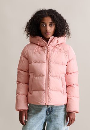Giacca rosa gonfiata con cappuccio, dotata di lacci elastici, chiusura con zip e tasche laterali. Il tessuto è liscio con sezioni trapuntate.