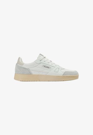 Zapatillas blancas con acentos de ante gris claro, parte superior de malla texturizada y suela de goma beige. Presenta recortes rectangulares y detalles del logo.