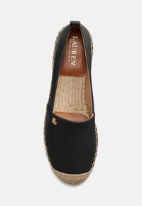 Svart espadrille med et strukturert overmateriale, jute-sele og en gulllogo på siden. Lærforing og lerretlignende materiale.