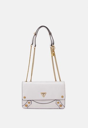 Sac bandoulière en cuir blanc avec des sangles en chaîne dorée, des clous dorés et un emblème de logo triangulaire sur le rabat avant.