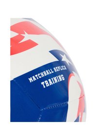 Rugbyball für das Training in Blau, Weiß und Rot. Verfügt über eine strukturierte Oberfläche mit Stern- und Streifenmustern. Bedruckter Text: "MATCHBALL REPLIKA TRAINING."