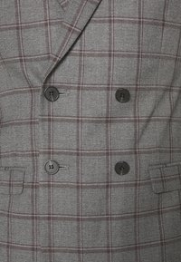 Isaac Dewhirst THE FASHION SUIT PEAK  - Κοστούμι - grey/bordaeux