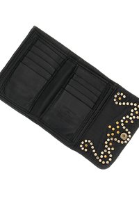 Portafoglio in pelle nera con più scomparti per carte, caratterizzato da un motivo decorativo di borchie metalliche e una chiusura con bottone a pressione. Texture morbida, design compatto.
