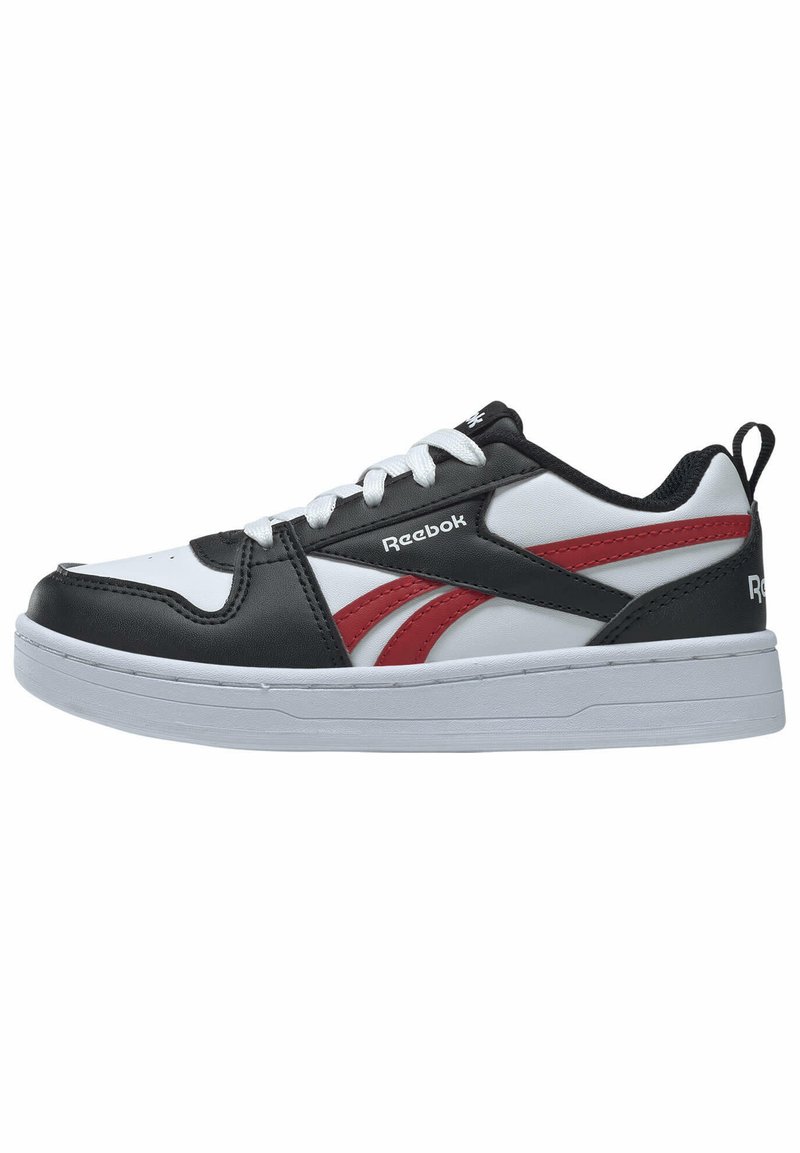 Baskets noir et blanc avec des accents rouges, fabriquées en matériaux synthétiques, équipées de lacets, d'un col rembourré et d'une semelle en caoutchouc blanc.