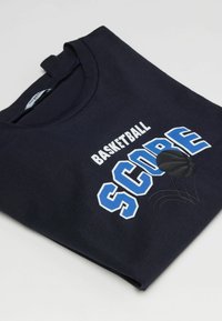 Navyblaue Baumwoll-T-Shirt mit dem Grafikdruck "BASKETBALL" und "SCORE" in Weiß und Blau, sowie einer schwarzen Basketball-Illustration.